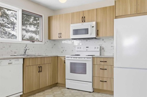 32 Fonda Mews Se, Calgary, AB - Indoor Photo Showing Kitchen