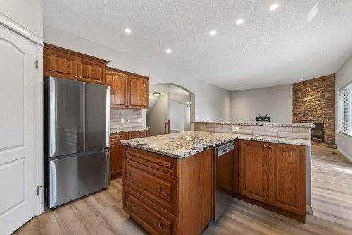 137 Simcrest Heights Sw, Calgary, AB - Indoor Photo Showing Kitchen