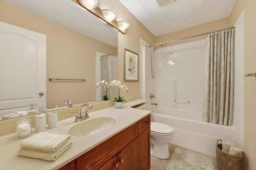 137 Simcrest Heights Sw, Calgary, AB - Indoor Photo Showing Bathroom