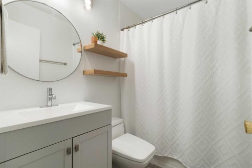 6607 Silver Springs Crescent Nw, Calgary, AB - Indoor Photo Showing Bathroom