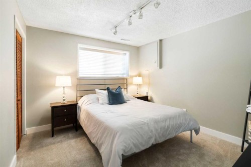 6607 Silver Springs Crescent Nw, Calgary, AB - Indoor Photo Showing Bedroom