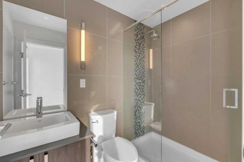 1003-550 Riverfront Avenue Se, Calgary, AB - Indoor Photo Showing Bathroom