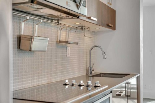 1003-550 Riverfront Avenue Se, Calgary, AB - Indoor Photo Showing Kitchen