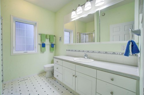 8 Link Spur, Claresholm, AB - Indoor Photo Showing Bathroom
