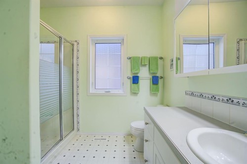 8 Link Spur, Claresholm, AB - Indoor Photo Showing Bathroom