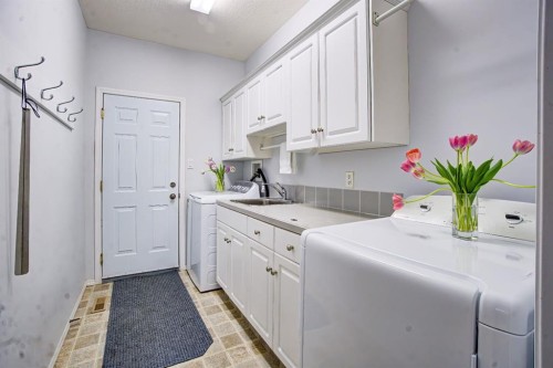 8 Link Spur, Claresholm, AB - Indoor Photo Showing Laundry Room