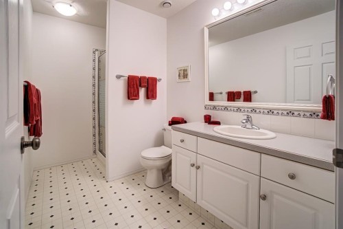 8 Link Spur, Claresholm, AB - Indoor Photo Showing Bathroom
