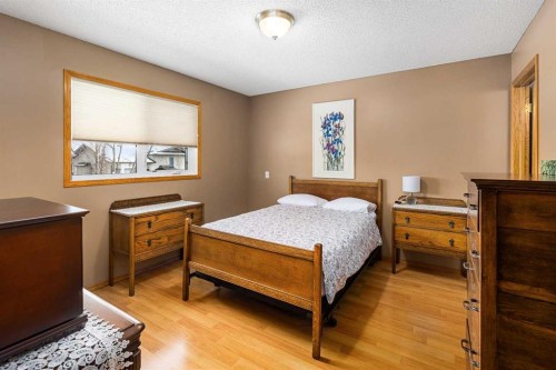 184 Sunmeadows Crescent Se, Calgary, AB - Indoor Photo Showing Bedroom