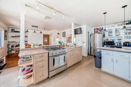 2328 Capitol Hill Crescent Nw, Calgary, AB - Indoor Photo Showing Kitchen