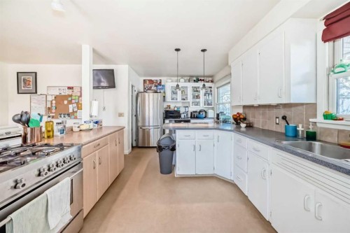 2328 Capitol Hill Crescent Nw, Calgary, AB - Indoor Photo Showing Kitchen