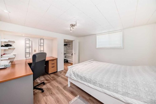 2328 Capitol Hill Crescent Nw, Calgary, AB - Indoor Photo Showing Bedroom