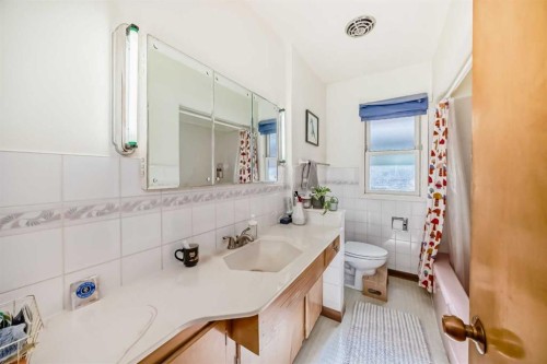 2328 Capitol Hill Crescent Nw, Calgary, AB - Indoor Photo Showing Bathroom
