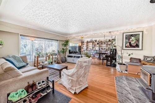 2328 Capitol Hill Crescent Nw, Calgary, AB - Indoor Photo Showing Living Room
