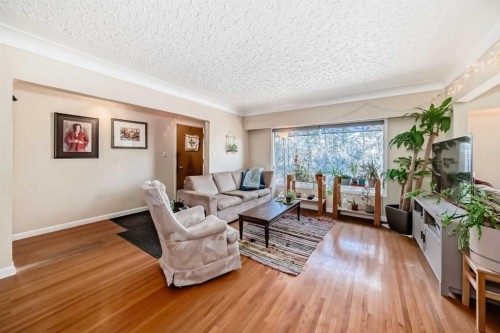 2328 Capitol Hill Crescent Nw, Calgary, AB - Indoor Photo Showing Living Room