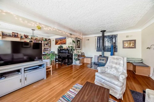 2328 Capitol Hill Crescent Nw, Calgary, AB - Indoor Photo Showing Living Room