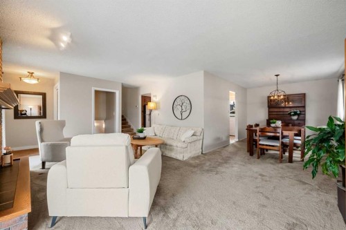 247 Parkwood Close Se, Calgary, AB - Indoor Photo Showing Living Room