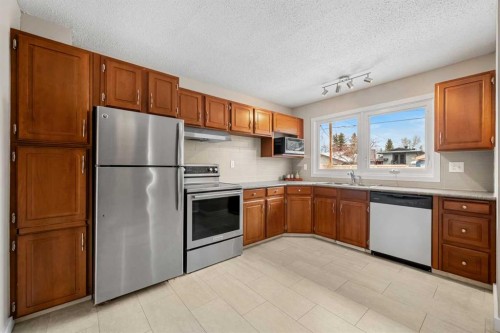 247 Parkwood Close Se, Calgary, AB - Indoor Photo Showing Kitchen