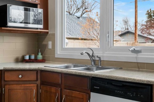 247 Parkwood Close Se, Calgary, AB - Indoor Photo Showing Kitchen With Double Sink