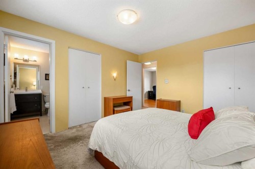 247 Parkwood Close Se, Calgary, AB - Indoor Photo Showing Bedroom