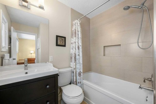 247 Parkwood Close Se, Calgary, AB - Indoor Photo Showing Bathroom