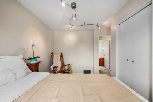 247 Parkwood Close Se, Calgary, AB - Indoor Photo Showing Bedroom