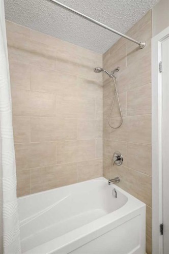 247 Parkwood Close Se, Calgary, AB - Indoor Photo Showing Bathroom