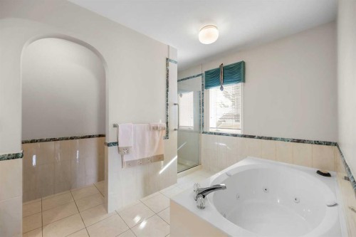 19 Hawkmount Heights Nw, Calgary, AB - Indoor Photo Showing Bathroom