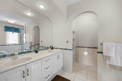 19 Hawkmount Heights Nw, Calgary, AB - Indoor Photo Showing Bathroom