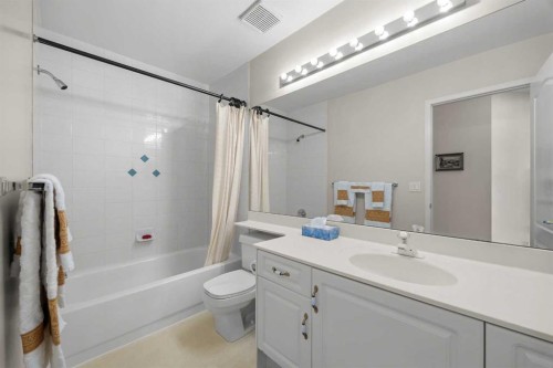 19 Hawkmount Heights Nw, Calgary, AB - Indoor Photo Showing Bathroom
