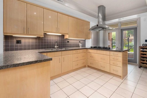 105-670 Princeton Way Sw, Calgary, AB - Indoor Photo Showing Kitchen