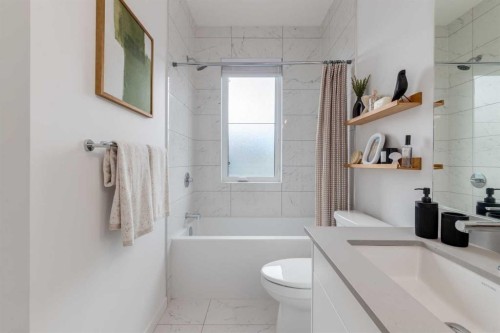 1469 Na'A Drive Sw, Calgary, AB - Indoor Photo Showing Bathroom