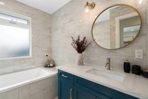 224 Silverview Way Nw, Calgary, AB - Indoor Photo Showing Bathroom