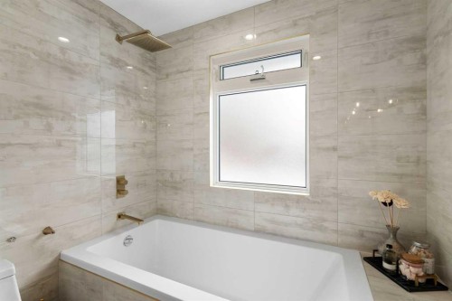 224 Silverview Way Nw, Calgary, AB - Indoor Photo Showing Bathroom