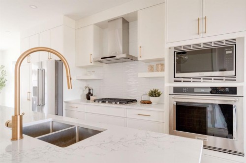 39A Moncton Road Ne, Calgary, AB - Indoor Photo Showing Kitchen With Upgraded Kitchen