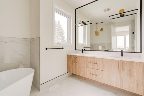 39A Moncton Road Ne, Calgary, AB - Indoor Photo Showing Bathroom