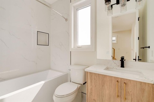 39A Moncton Road Ne, Calgary, AB - Indoor Photo Showing Bathroom