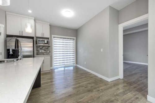 35 Sherview Grove Nw, Calgary, AB - Indoor Photo Showing Kitchen