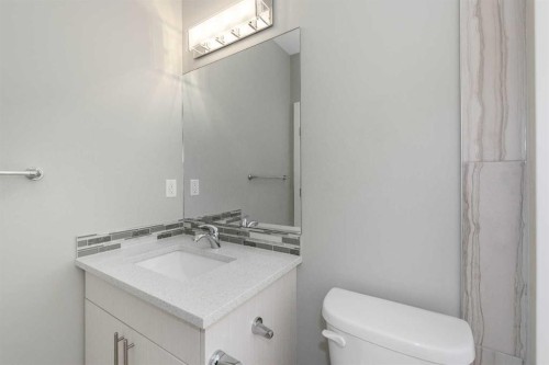 35 Sherview Grove Nw, Calgary, AB - Indoor Photo Showing Bathroom