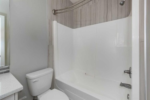 35 Sherview Grove Nw, Calgary, AB - Indoor Photo Showing Bathroom