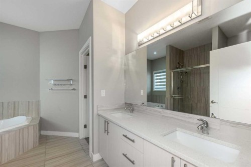 35 Sherview Grove Nw, Calgary, AB - Indoor Photo Showing Bathroom