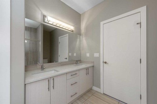 35 Sherview Grove Nw, Calgary, AB - Indoor Photo Showing Bathroom