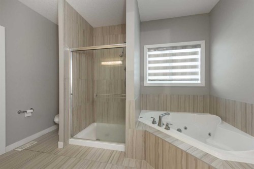35 Sherview Grove Nw, Calgary, AB - Indoor Photo Showing Bathroom