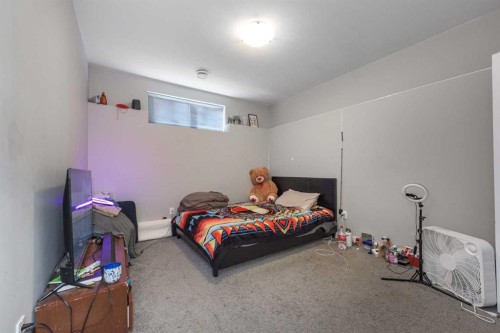 35 Sherview Grove Nw, Calgary, AB - Indoor Photo Showing Bedroom