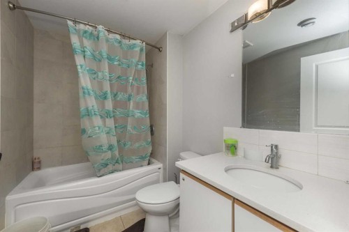 35 Sherview Grove Nw, Calgary, AB - Indoor Photo Showing Bathroom