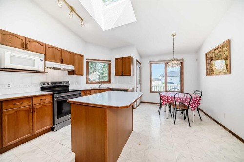 28 Harvest Oak Drive Ne, Calgary, AB - Indoor Photo Showing Kitchen