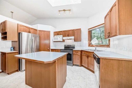 28 Harvest Oak Drive Ne, Calgary, AB - Indoor Photo Showing Kitchen