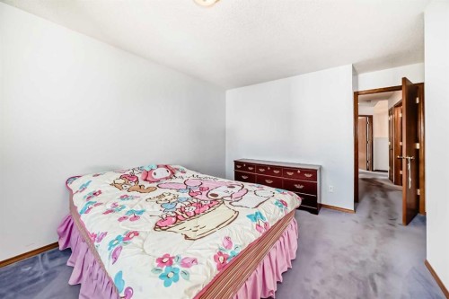 28 Harvest Oak Drive Ne, Calgary, AB - Indoor Photo Showing Bedroom