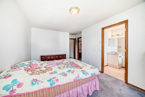 28 Harvest Oak Drive Ne, Calgary, AB - Indoor Photo Showing Bedroom