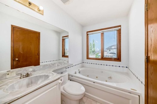28 Harvest Oak Drive Ne, Calgary, AB - Indoor Photo Showing Bathroom