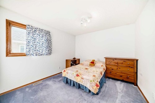 28 Harvest Oak Drive Ne, Calgary, AB - Indoor Photo Showing Bedroom